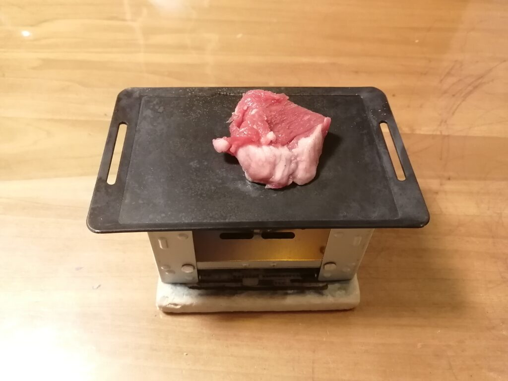ミニ鉄板で肉を焼いてみよう